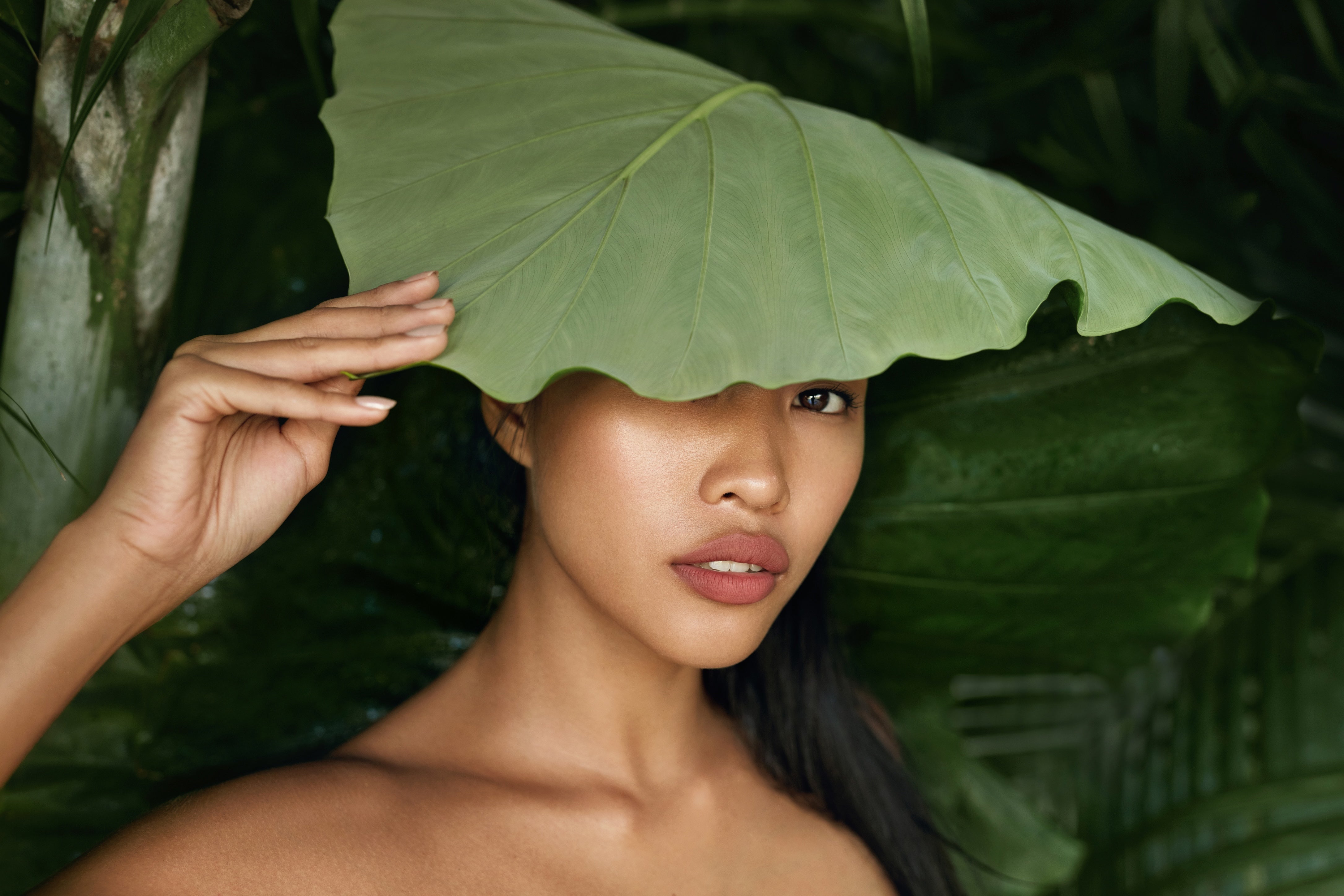 Natural vs. Chemical Skincare: Why Clean Beauty is Better for Acne